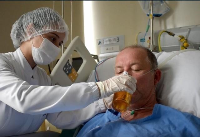 Após 18 dias na UTI, paciente comemora cura da covid-19 com copo de cerveja