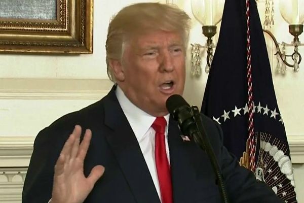 Imagem da noticia Após críticas, Donald Trump condena supremacistas brancos