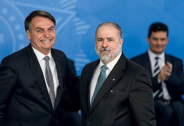 Aras rejeita investigar Bolsonaro por cheques de Queiroz a Michelle