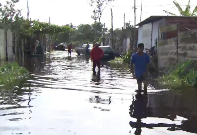 Bairros de Bertioga (SP) seguem em baixo d'água após temporal recorde