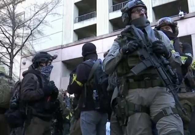 Imagem da noticia Armados com fuzis, manifestantes protestam contra proposta de lei nos EUA
