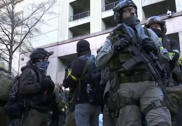 Armados com fuzis, manifestantes protestam contra proposta de lei nos EUA