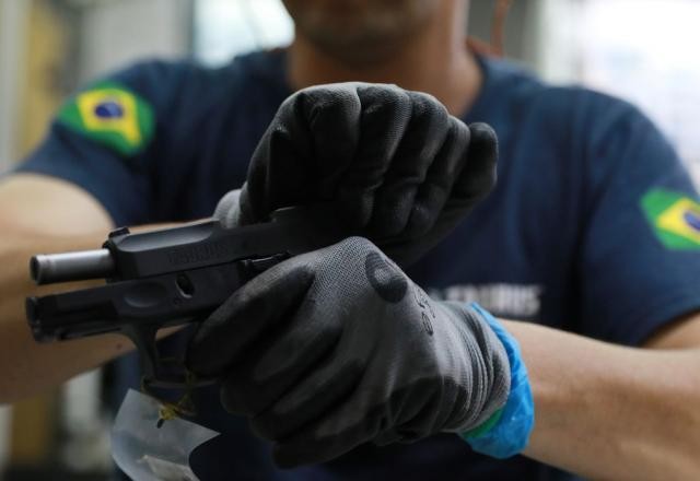 Imagem da noticia Dinheiro com registro de armas explica disputa entre PF e Exército
