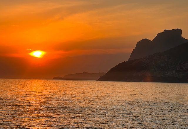 Imagem da noticia Arpoador: um espetáculo gratuito e inesquecível no Rio de Janeiro