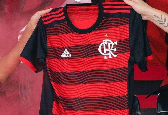 Criminosos usaram veículo para "rebocar" caminhão com camisas do Flamengo