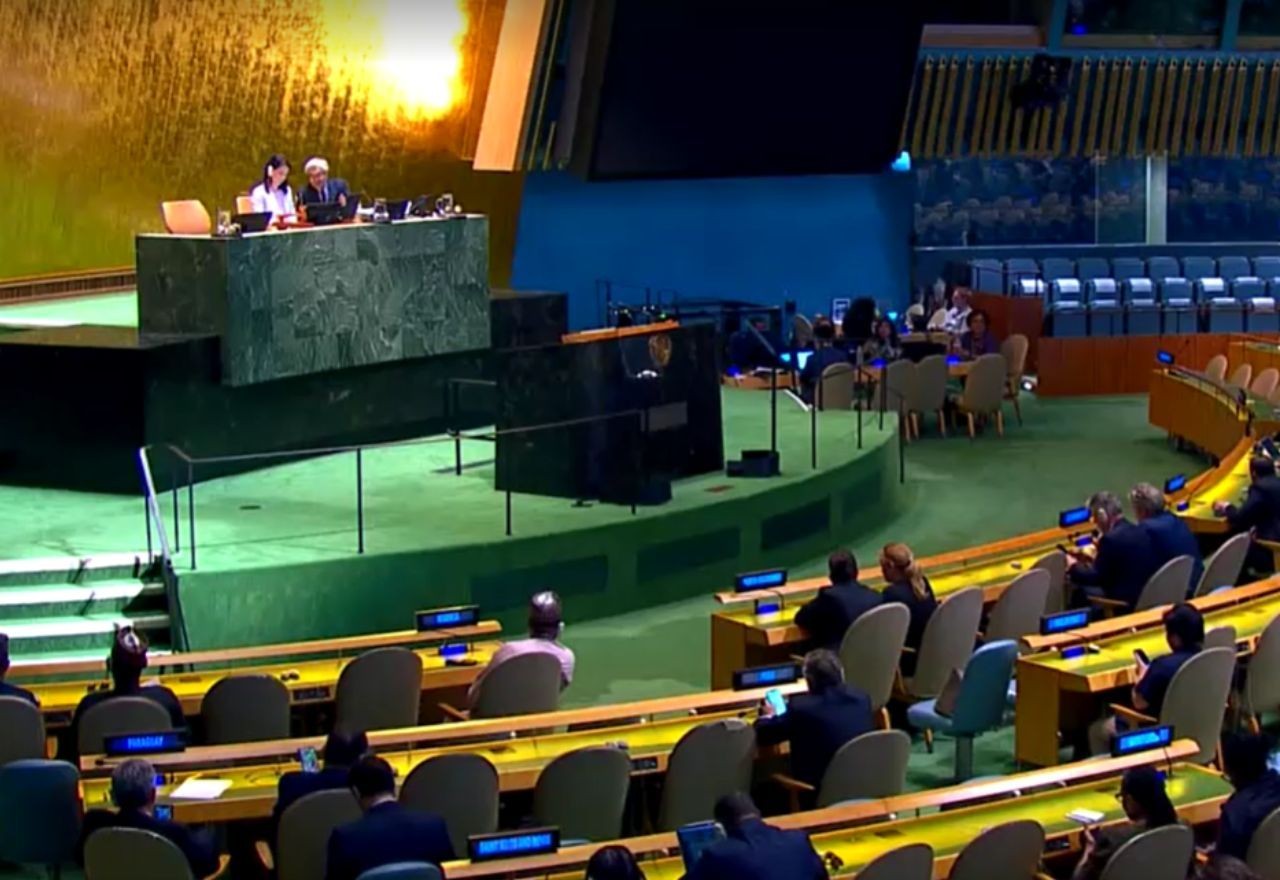 Imagem da noticia Assembleia da ONU apoia declaração que reconhece Estado palestino e condena Hamas em conflito 