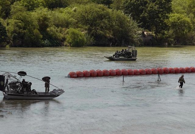 Imagem da noticia México encontra corpo preso a barreira de boias na fronteira com EUA