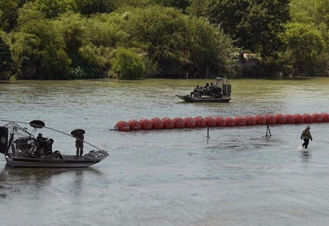 México encontra corpo preso a barreira de boias na fronteira com EUA