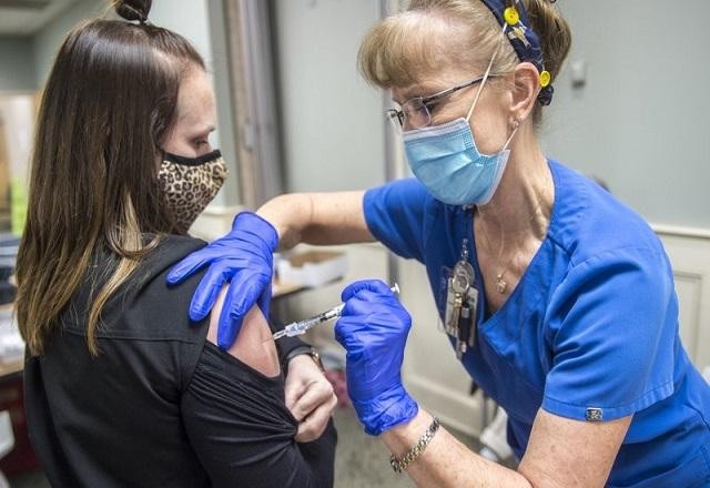 Imagem da noticia Covid-19: vacina americana gera resposta imune com meia dose, diz estudo