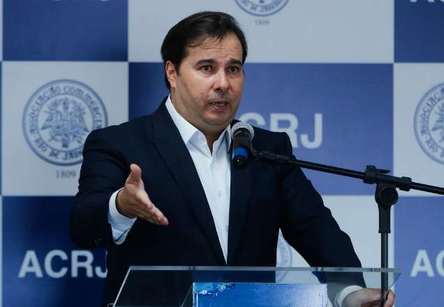Imagem da noticia Atacar a imprensa com acusações falsas de caráter sexual é baixaria, diz Maia
