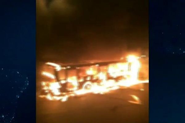 Ataque a ônibus deixa jovem com 70% do corpo queimado em SP