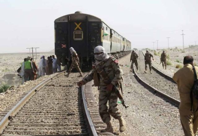 Imagem da noticia Separatistas sequestram trem no Paquistão e ataque termina com ao menos 21 passageiros mortos