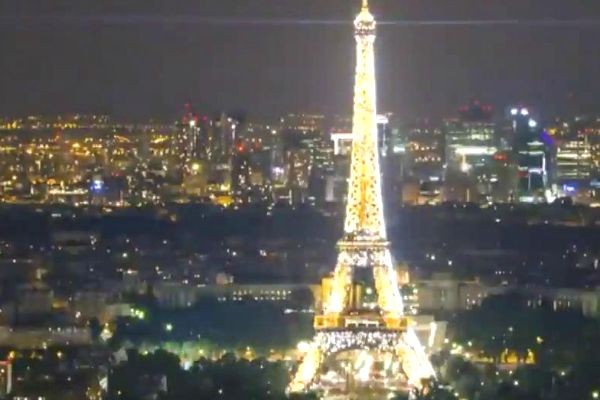Ataque em Paris ofusca último debate presidencial na França