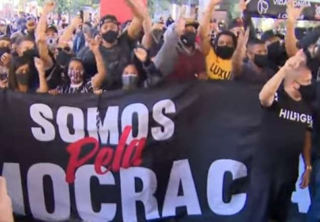 Ato pró-democracia de torcidas organizadas termina com confronto em SP