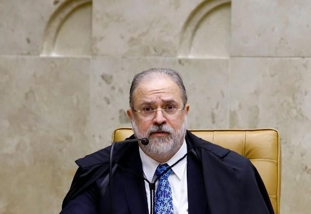 Aras diz que perdão de Bolsonaro a Daniel Silveira é constitucional