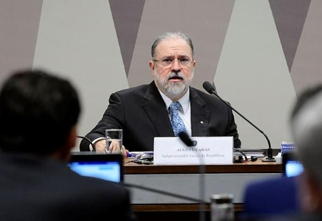 Imagem da noticia Aras rejeita ação contra Bolsonaro sobre ataques à imprensa em Roma