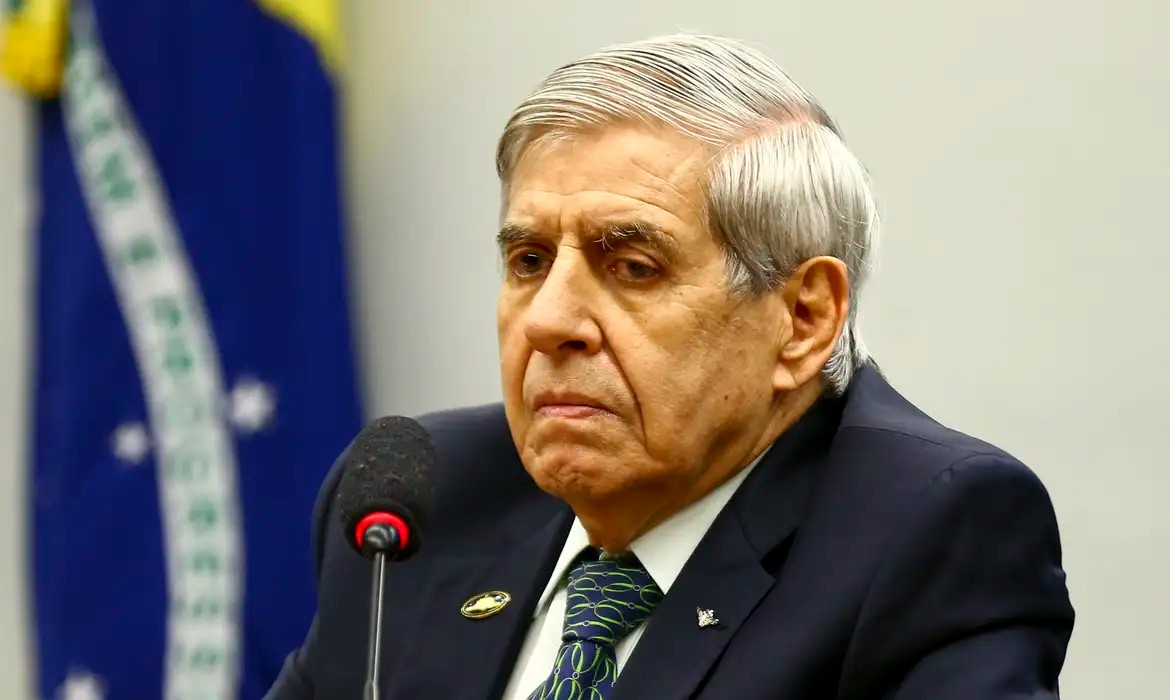 Imagem da noticia General Heleno é intimado a depor à PF em investigação sobre a Abin paralela