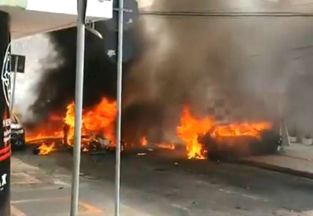 Avião cai sobre carros e deixa pelo menos três mortos em Belo Horizonte