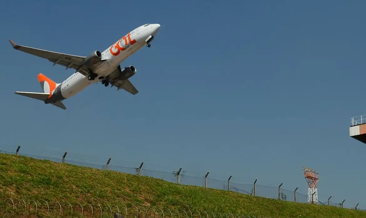 Imagem da noticia Passageiro passa mal em voo do Rio para SC, e avião volta ao Galeão