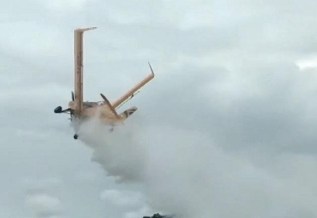 Avião agrícola cai após asas se partirem em pleno voo