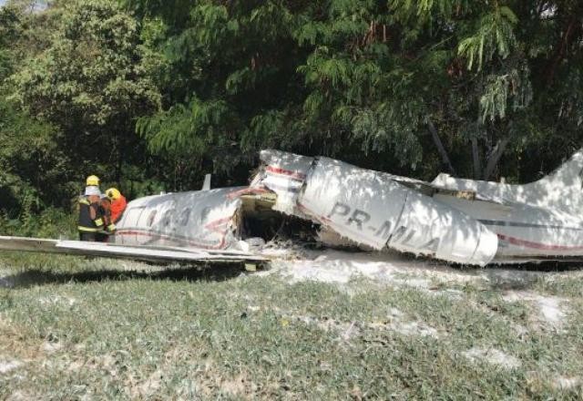 Avião com três pessoas sofre acidente no aeroporto da Pampulha