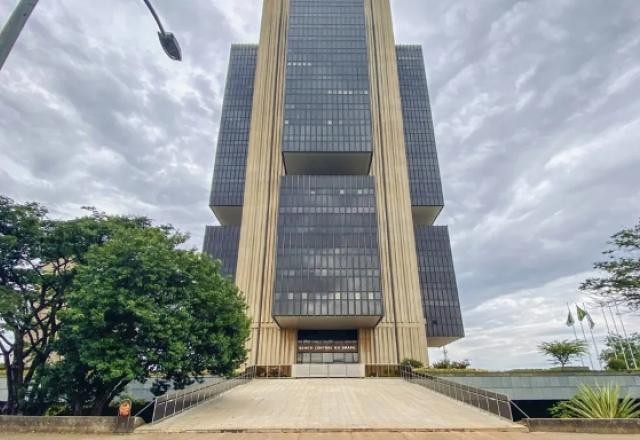Imagem da noticia Aumenta projeção do PIB. Mas, taxa de juros segue junto, relata BC