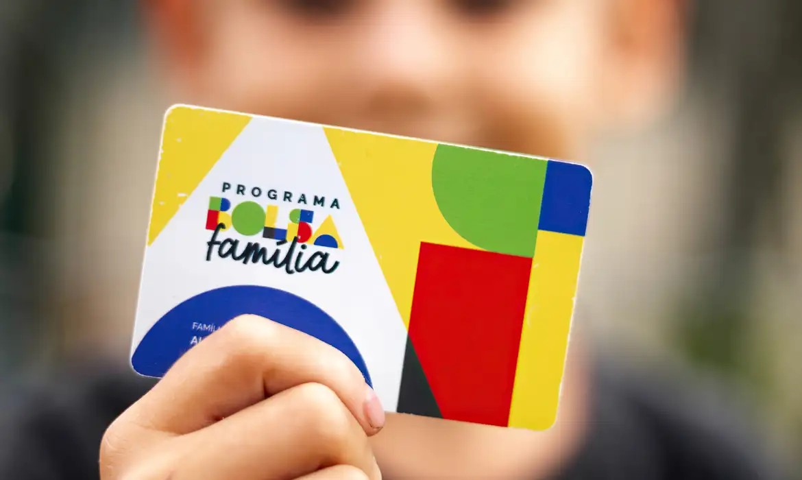 Imagem da noticia Lula vai barrar uso do cartão Bolsa Família para gastos em bets
