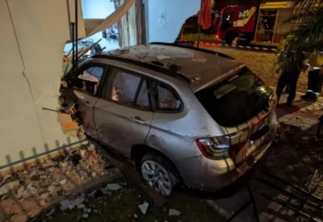 Imagem da noticia BMW desgovernada destrói casa em Santa Catarina; morador acordou com o barulho