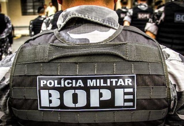 Imagem da noticia Homem mantém filhos como reféns após discussão com companheira em MG  