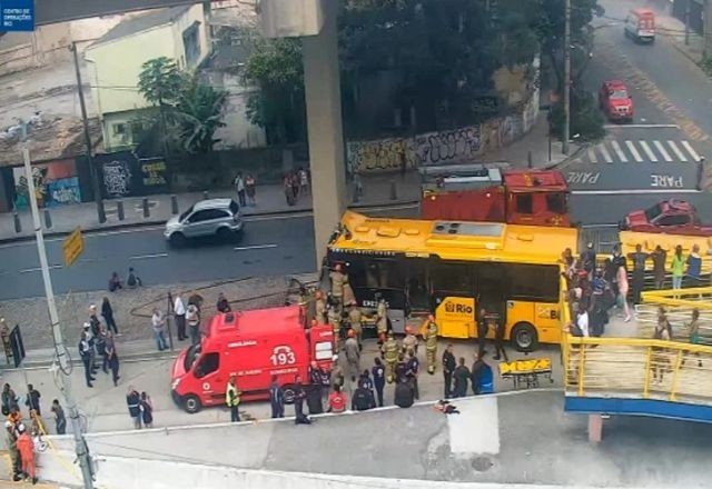 Imagem da noticia Acidente com BRT deixa ao menos 66 feridos no Rio; motorista ficou preso às ferragens