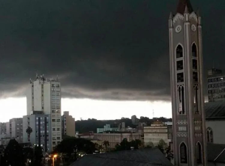 Sábado de frio e chuva no Sul; calor acima do normal em São Paulo