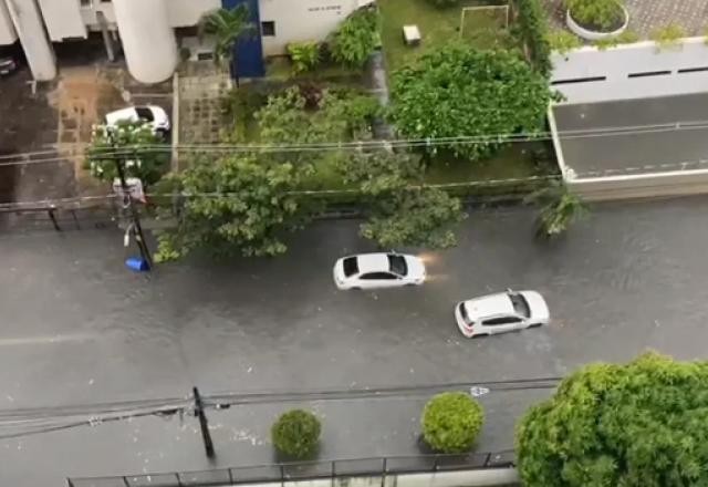 Chuva: alerta máximo para Recife e Salvador; forte frente fria chega ao RS