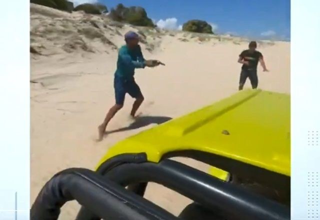 Imagem da noticia Vídeo: Turistas sofrem tentativa de assalto durante passeio em dunas do Ceará