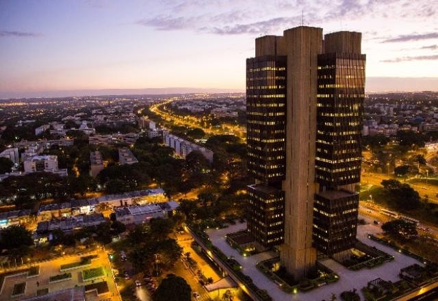 Imagem da noticia Boletim Focus: mercado reduz inflação e eleva PIB do ano