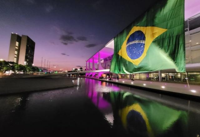 Bandeira é posta na fachada do Planalto; Bolsonaro diz ter dado ordem