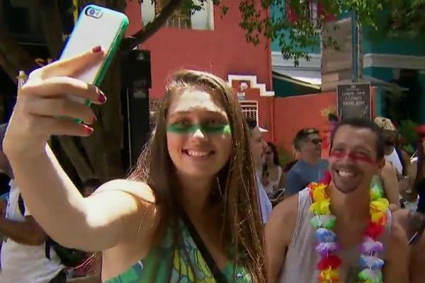 Imagem da noticia Bandidos aproveitam hora da ´selfie´ para roubar celulares em blocos