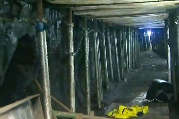 Bandidos cavam túnel para roubar o cofre de uma empresa de ônibus 