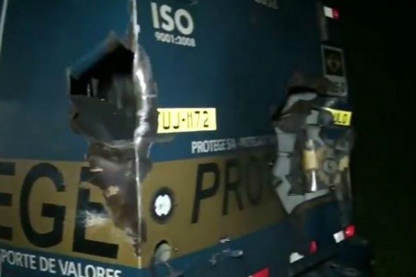 Imagem da noticia Bandidos com armamento capaz de derrubar helicóptero assaltam carro-forte