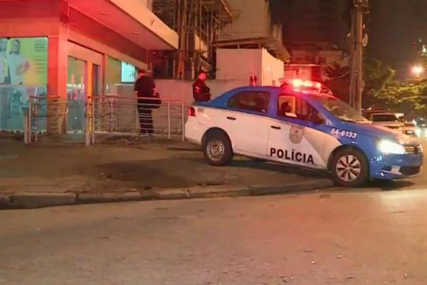 Bandidos fazem 30 pessoas reféns e explodem caixa eletrônico no RJ