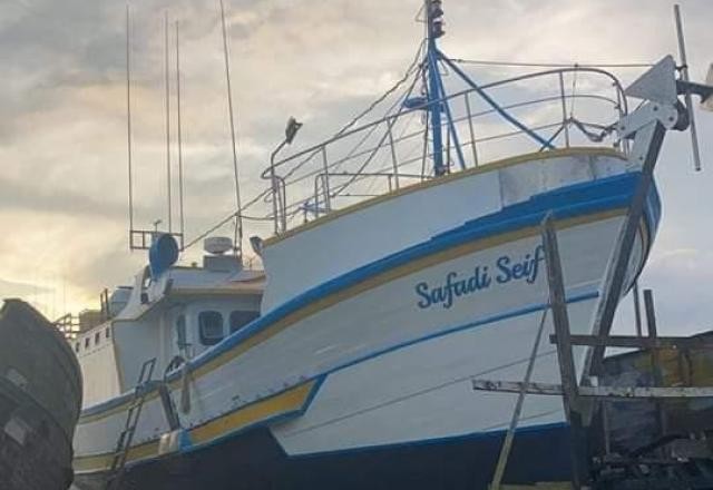 Com pessoas a bordo, barco de pesca naufraga no litoral de Santa Catarina