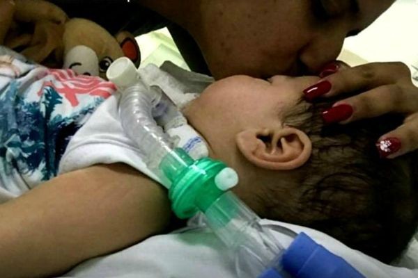 Bebê de apenas 7 meses sofre de uma doença rara que pode matá-lo