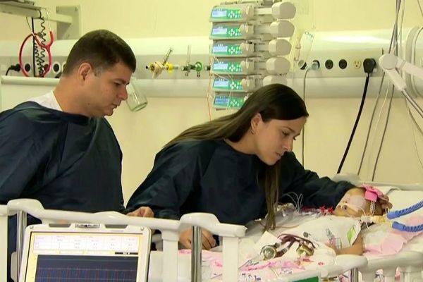 Bebê mais nova a usar um coração artificial luta por transplante