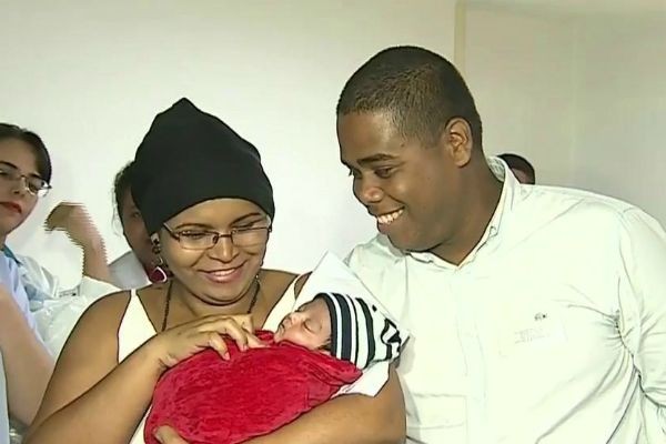 Imagem da noticia Bebê que nasceu após mãe ser baleada na cabeça recebe alta