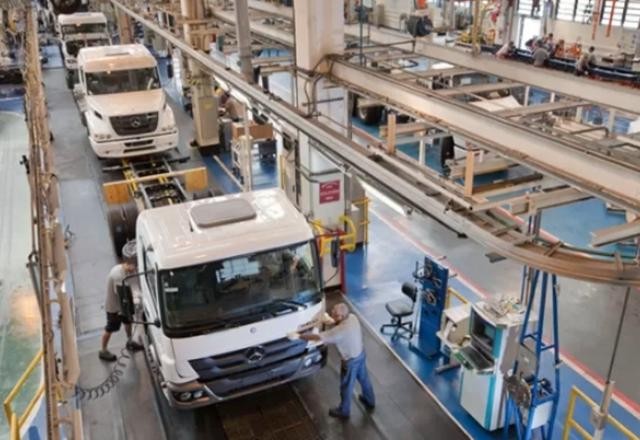 Imagem da noticia Produção industrial cai 0,7% em setembro, mostra IBGE