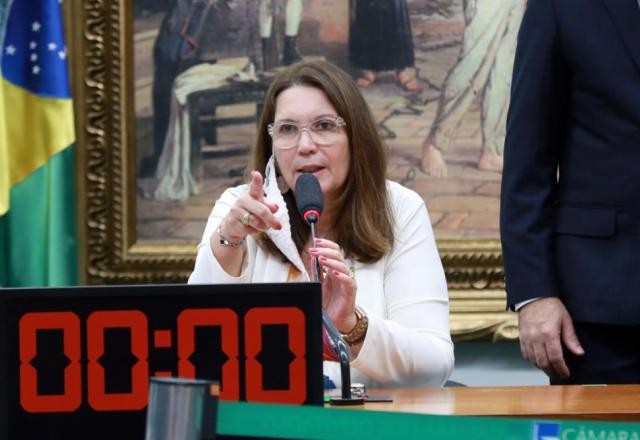 Imagem da noticia Bia Kicis é alvo de críticas de deputados, mas se mantém calada na CCJ