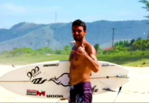 Imagem da noticia Bicampeão brasileiro de surfe, Leo Neves morre durante competição