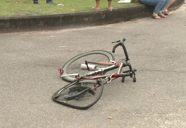 Motorista mata ciclista e foge a pé após acidente