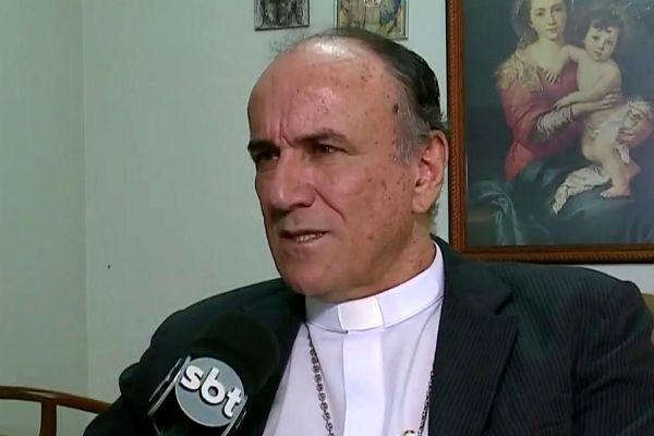 Bispo acusado de chefiar esquema de desvio de dinheiro é solto