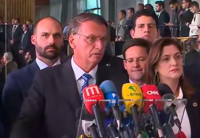 Bolsonaro diz que cumprirá "todos os mandamentos da Constituição"