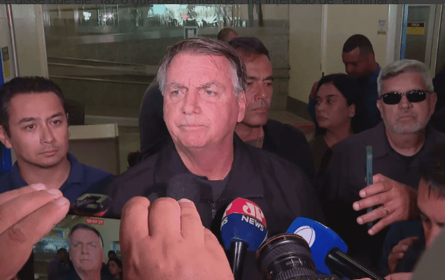 Imagem da noticia Bolsonaro diz estar "abalado" por não participar da posse de Trump e alega "perseguição política"